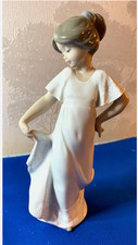 Lladro/Nao 1110, Curtsy Girl