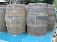 BARRELS, WOODEN BARRELS, PUB, BAR, PATIO, GARDEN, TABLE