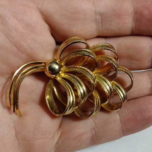 Vintage gold tone loop swirl - vintage,