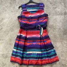 Beautiful Ladies Size 22 Knee