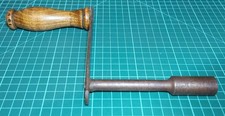 ANTIQUE WINDING HANDLE FOR WIND-OUT DINING TABLE, 1 cm/ 7/16" OPENING-WOOD &IRON
