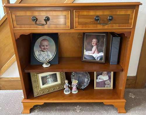 Small yew sideboard with - yew,