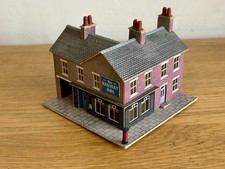 Metcalfe Models N Gauge PN116 Constructed Corner "Railway Inn" Faded One Side