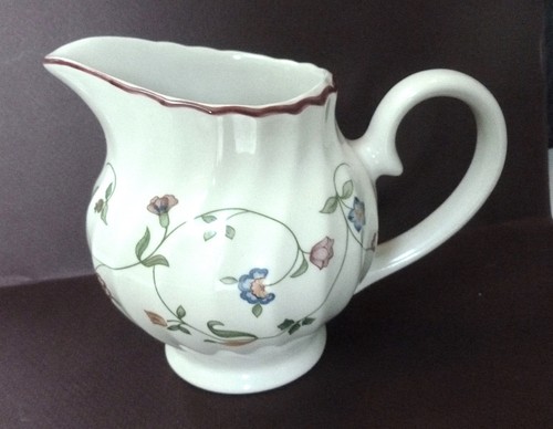 Staffordshire creamer oakwood - staffordshire,