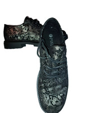 BRAND NEW -  LIGHTWEIGHT LACE UP PAVERS SHOES SIZE 4. BLACK/SILVER