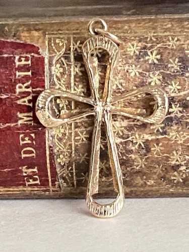 9ct gold cross pendant - gold,