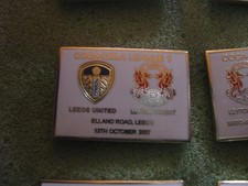 RARE OLD 2007 LEEDS UNITED v LEYTON ORIENT FOOTBALL CLUB ENAMEL BROOCH PIN BADGE
