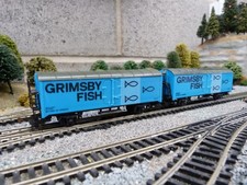 Lima grimsby fish refrigerated vans x 2 for OO gauge model train set