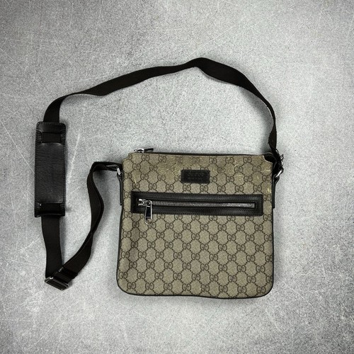 Gucci leather signature