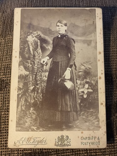 Victorian cabinet card photo - card,
