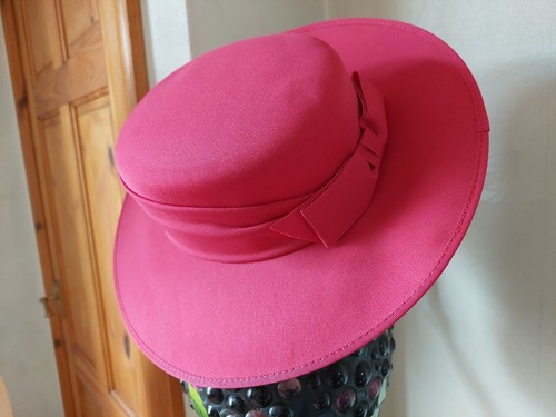 Vintage red wide brimmed - red,