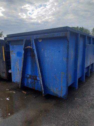Hook lift enclosed skip - hook,