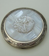 VINTAGE ROUND POWDER COMPACT HAVING PEARL-STYLE TOP DECORATION