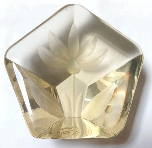 Crystal clear collectibles - clear,