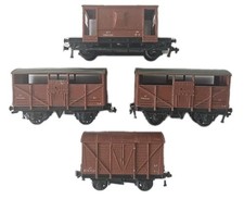 RAKE OF 4X HORNBY DUBLO OO PLASTIC ROLLING STOCK WAGONS VANS BR BROWN