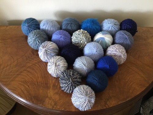 527g job lot balls - 527g,
