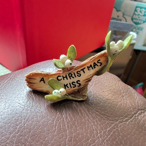 Tuskers christmas kiss sign - a,