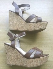 FIORE MATALAN SIZE 6 BROWN FAUX LEATHER PLATFORM WEDGE SANDALS.  A10102725B2/20A