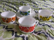 Vintage Arcopal France Set Of 4 Glass Coffee Cups 60s/70s funky floral design