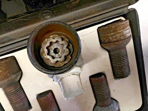 Mercedes genuine locking wheel - mercedes,