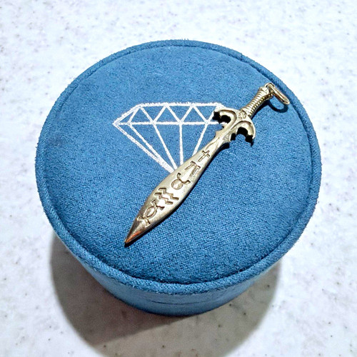 9ct yellow gold - gold, sword/dagger