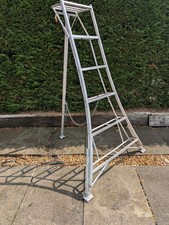 Tripod Ladders With Rubber Feet Adjustable feet... 6ft