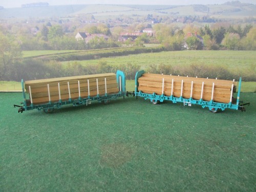 Hornby log carriers with - x,