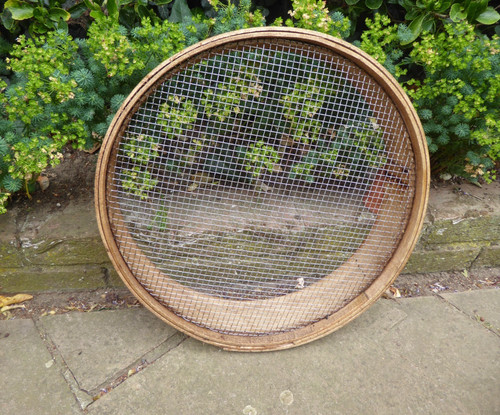 Vintage wooden garden sieve - ,