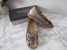 Trueform shoes ladies 7 open