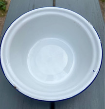 Vintage enamel bowl with navy rim - 24cm diameter