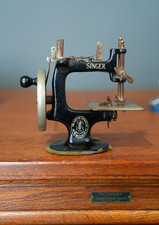 Vintage SINGER Sewhandy Mini