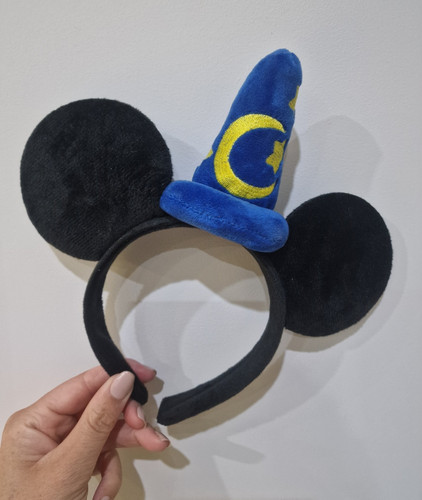 Disney style mickey - style,