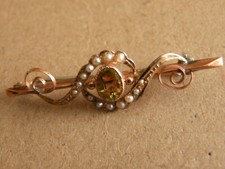 VINTAGE BAR BROOCH. 9CT GOLD. SEED PEARLS AND CITRINE