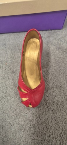 Just the right shoe - , ravishing