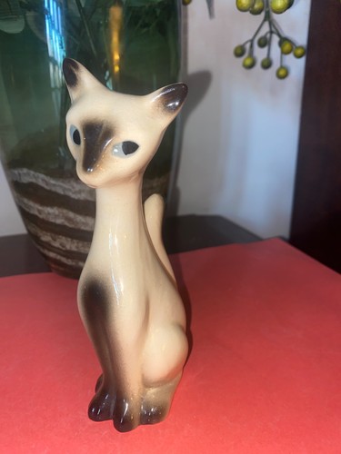 Vintage sitting down siamese - sitting,