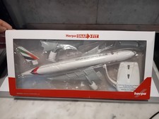 Herpa Wings 614306 1:200 Boeing 777-300ER Emirates Snap-Fit with stand