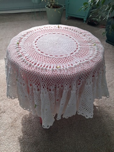 White round crocheted lace - white,