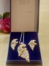 Elizabeth Duke necklace and