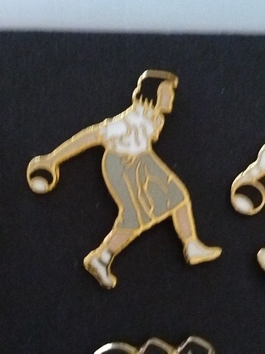 Bowls player pin - , female