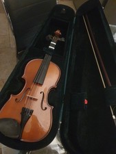 Beginners violin with bow and