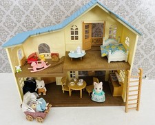 Sylvanian Families Hillcrest House Gift Set with figures & Extras (L)