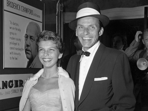Singer actor frank sinatra - &,
