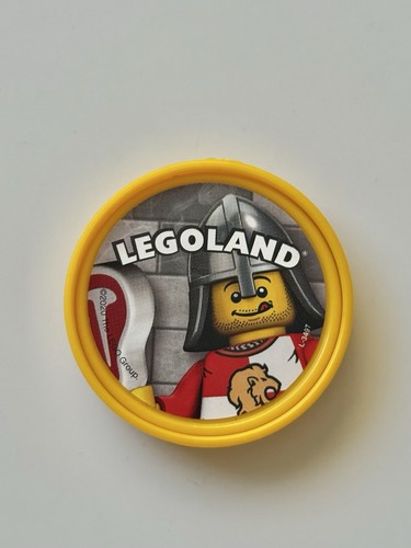 Yellow knight legoland pop - knight,