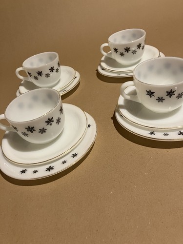 Christmas pyrex 1950s - pyrex,