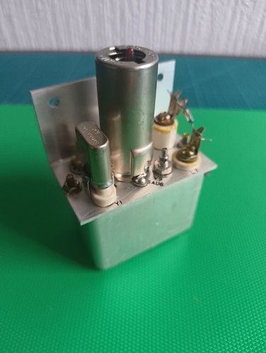 Crystal oscillator unit with - crystal,