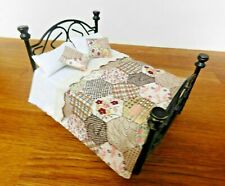 DOLLS HOUSE 1/12th 5 PIECE BEDDING SET PATCHWORK STYLE THROW /4 PILLOWS/CUSHIONS