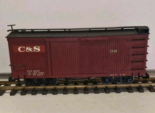 Bachmann red oxide box car - c&s,