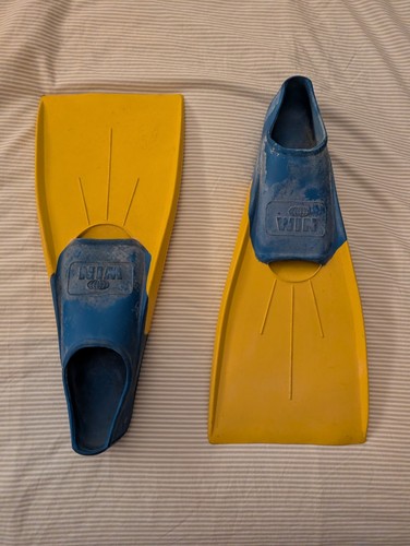 Win medium size flippers - 7-9,