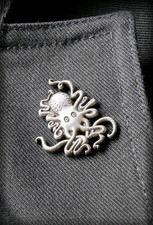 NEW METAL PIN BADGE & POSTCARD