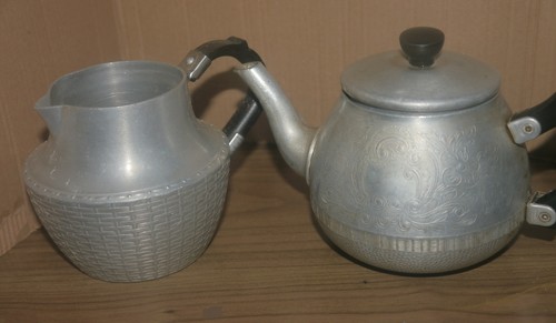 Wiki ware teapot and - jug,
